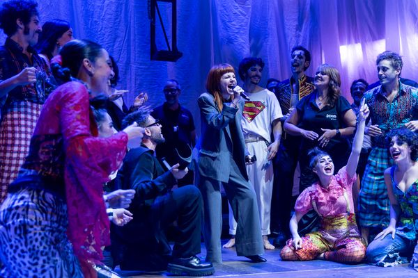 Málaga (España) 30/10/2025 El actor y director Antonio Banderas saluda desde el esc Photo