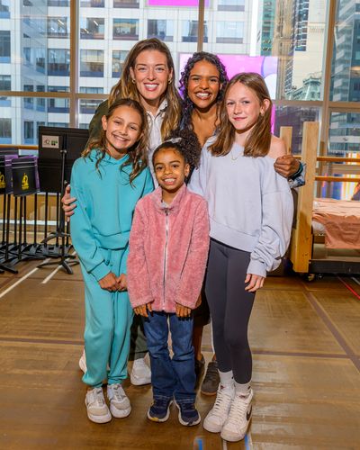 Mary Kate Morrissey (Elsa) and Samantha Williams (Anna), Juliette Meris (understudy), Photo