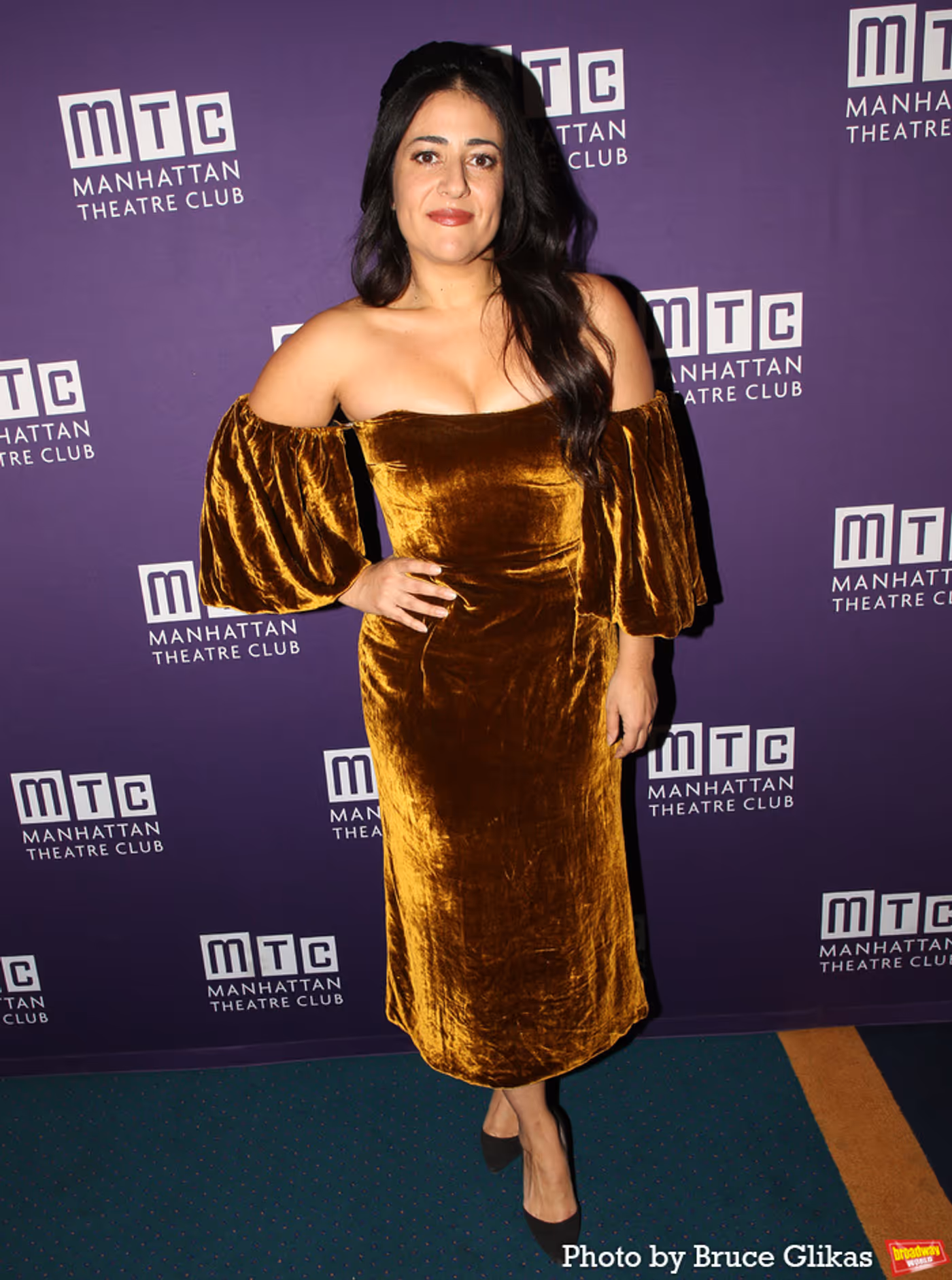 Photos: Anna Chlumsky, Julia Lester and More on the QUEENS Red Carpet  Image