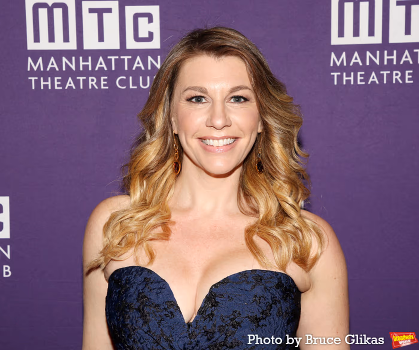 Photos: Anna Chlumsky, Julia Lester and More on the QUEENS Red Carpet  Image
