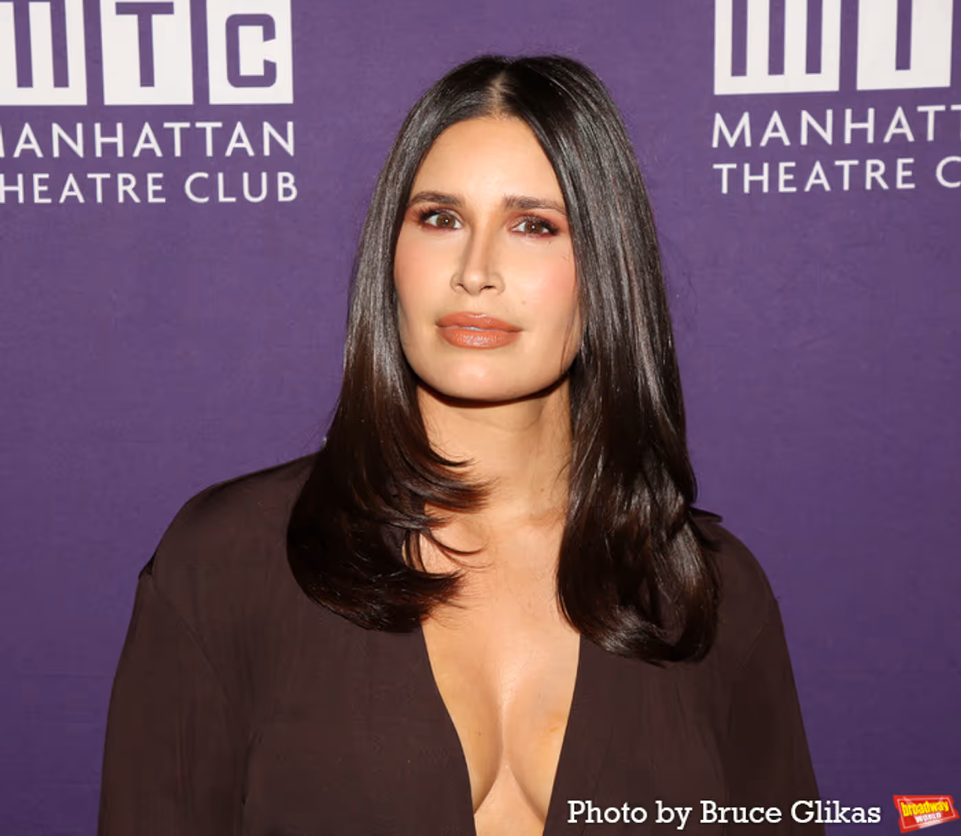 Photos: Anna Chlumsky, Julia Lester and More on the QUEENS Red Carpet  Image