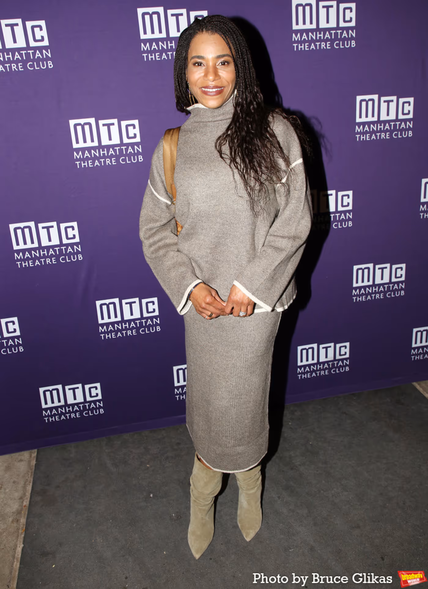 Photos: Anna Chlumsky, Julia Lester and More on the QUEENS Red Carpet  Image