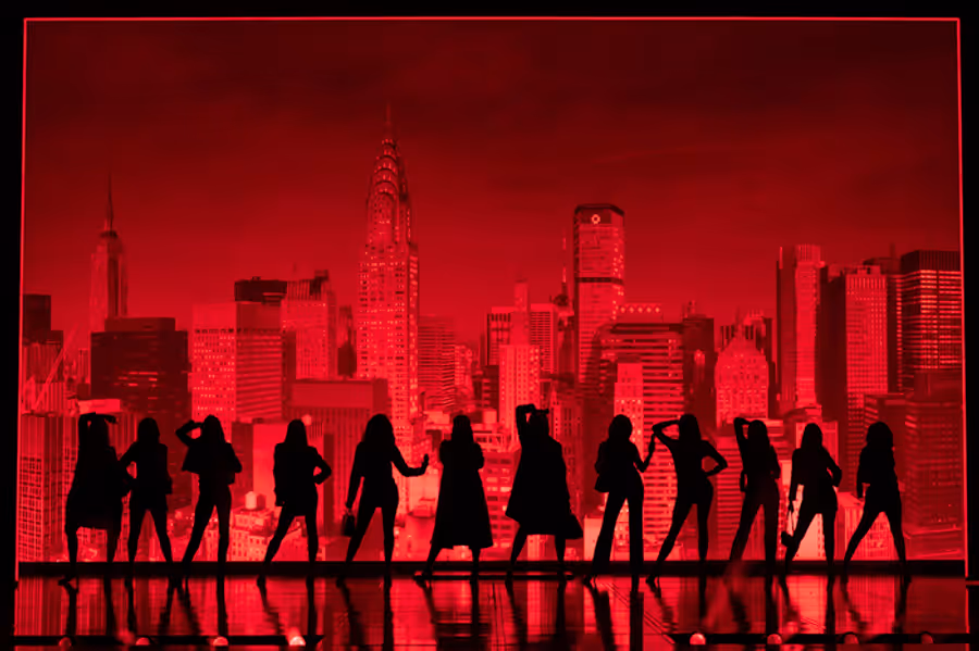 Photos: New Cast Members in THE DEVIL WEARS PRADA Image