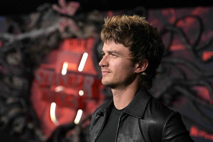 Photos: Sadie Sink, Gaten Matarazzo, & More at STRANGER THINGS 5 World Premiere  Image