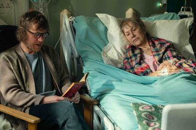 Johnny Flynn, Helen Mirren  Photo