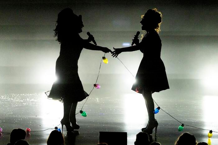 Photos: Jinkx Monsoon and BenDeLaCreme Kick Off 2025 Holiday Tour  Image