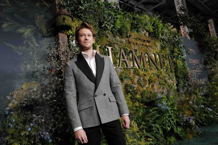 Photos: HAMNET Holds Los Angeles Premiere with Jessie Buckley, Steven Spielberg, & More  Image