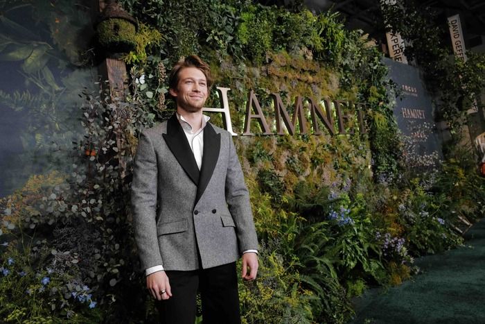 Photos: HAMNET Holds Los Angeles Premiere with Jessie Buckley, Steven Spielberg, & More  Image