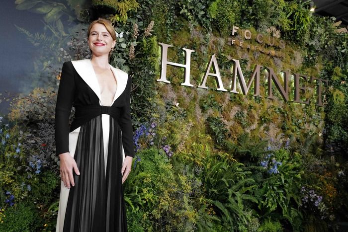 Photos: HAMNET Holds Los Angeles Premiere with Jessie Buckley, Steven Spielberg, & More  Image