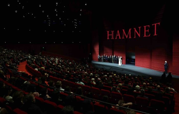 Photos: HAMNET Holds Los Angeles Premiere with Jessie Buckley, Steven Spielberg, & More  Image