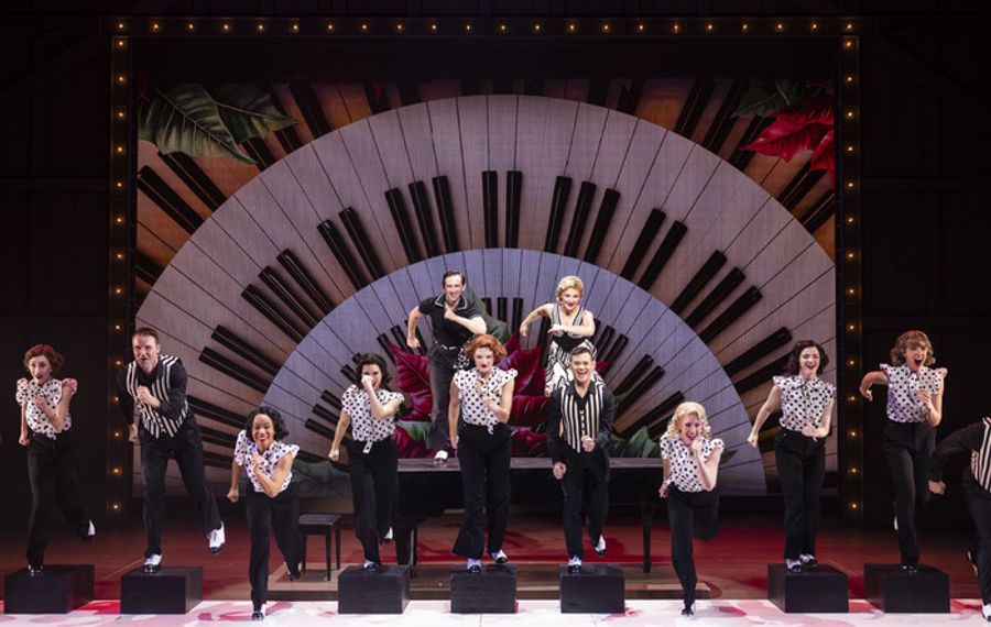 Photos: Irving Berlin’s WHITE CHRISTMAS at the Paramount Theatre Image