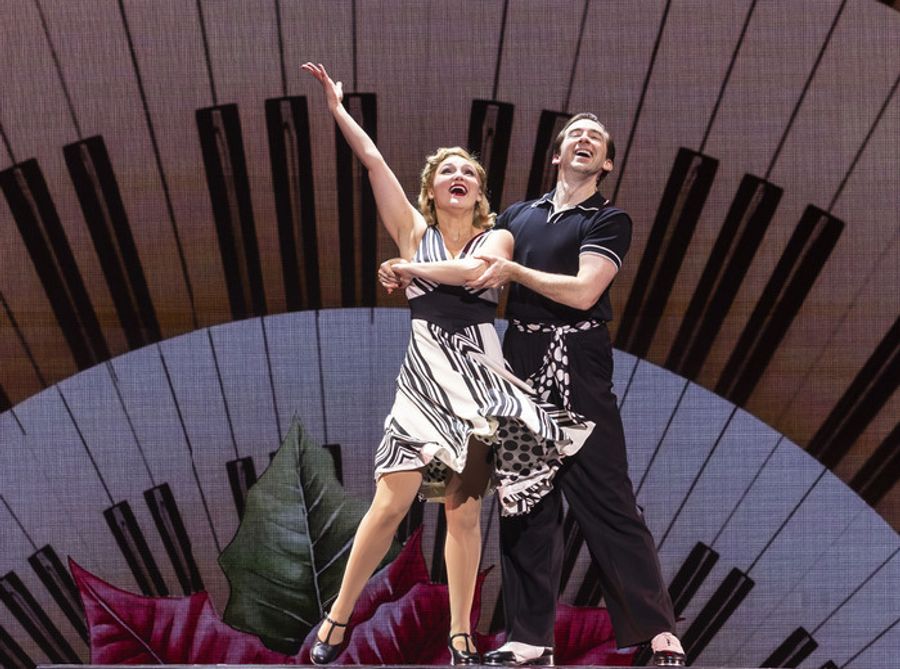 Photos: Irving Berlin’s WHITE CHRISTMAS at the Paramount Theatre Image