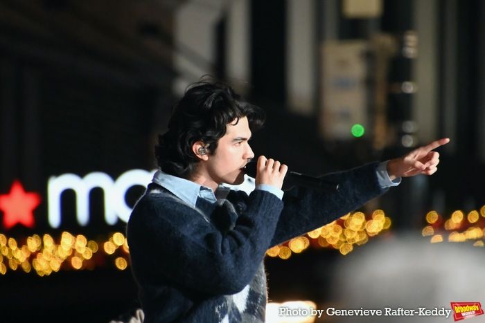 Photos: Jonathan Groff, Sarah Hyland and More Rehearse for Macy’s Thanksgiving Day Parade 2025  Image