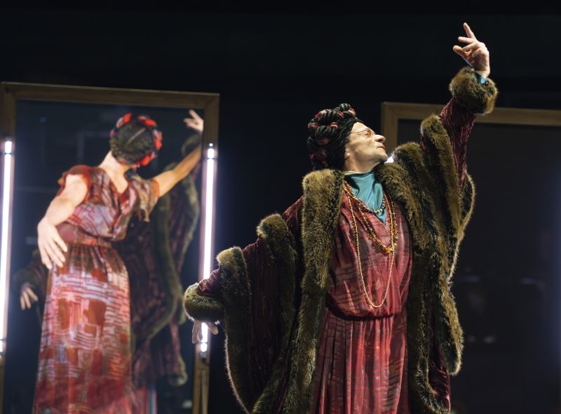Review: BALLET SHOES, National Theatre Image