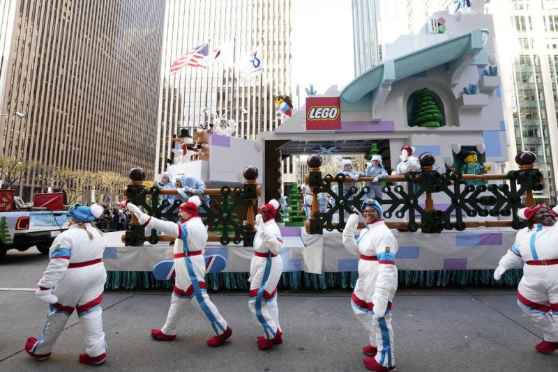 Photos: RAGTIME, Cynthia Erivo, & More Perform at the Macy's Thanksgiving Day Parade — photo 12 of 17