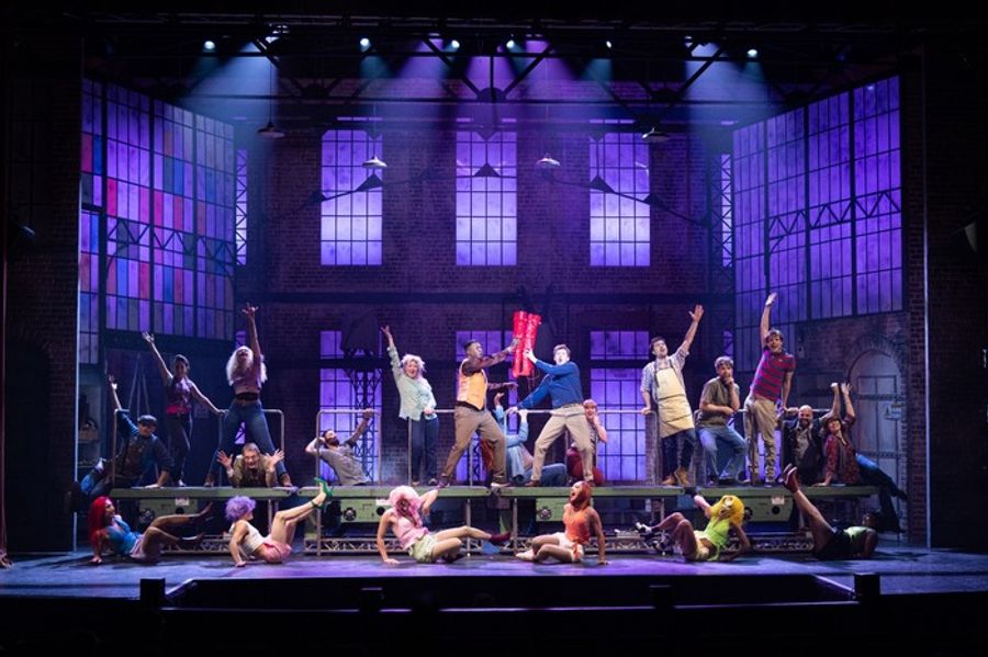 Photos: KINKY BOOTS First-Ever French Production Brussels Image