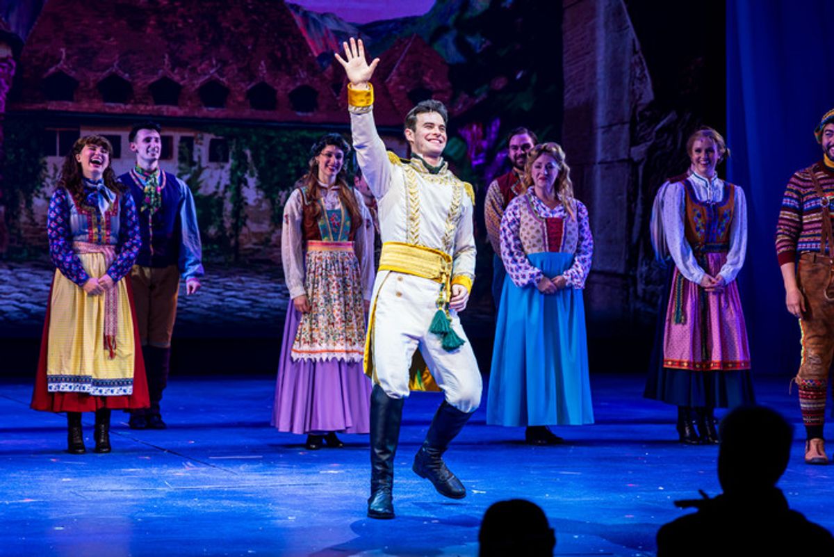 Sam Gravitte and the cast  at 