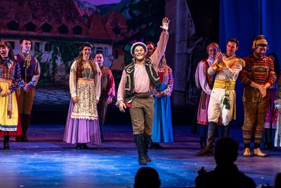 Daniel Yearwood and the cast  Photo