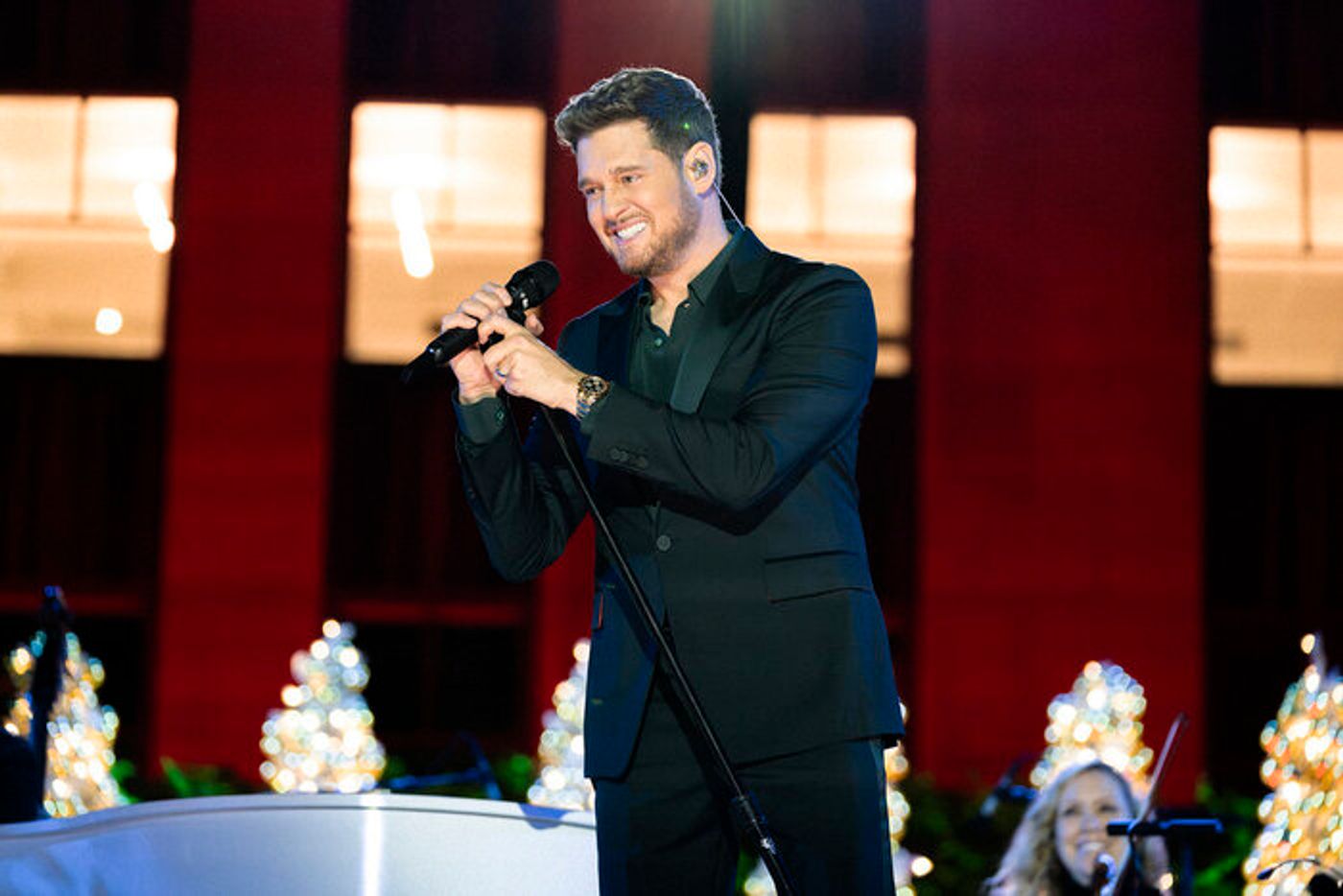 Photos: Kristin Chenoweth, Laufey, & More in NBC's CHRISTMAS IN ROCKEFELLER CENTER  Image