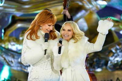 Host Reba McEntire, Kristin Chenoweth  Photo