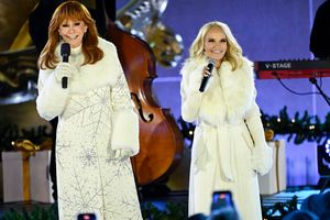 Host Reba McEntire, Kristin Chenoweth  Photo