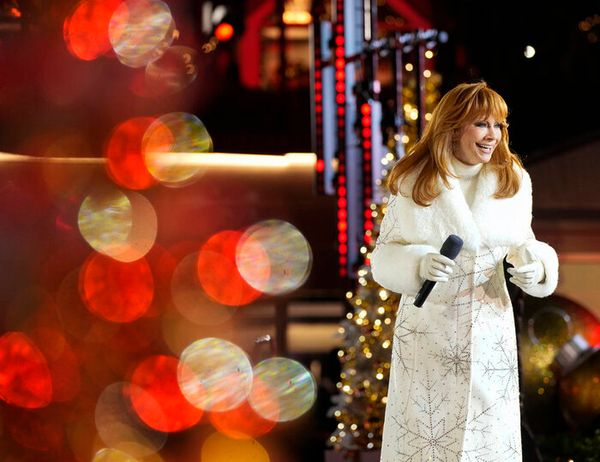 Host Reba McEntire Photo