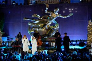 Host Reba McEntire, Kristin Chenoweth Photo