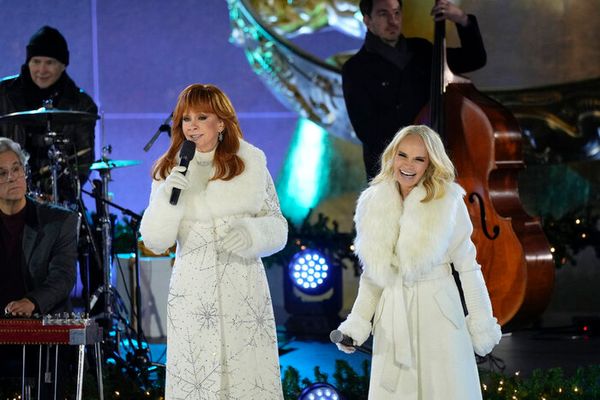 Host Reba McEntire, Kristin Chenoweth Photo