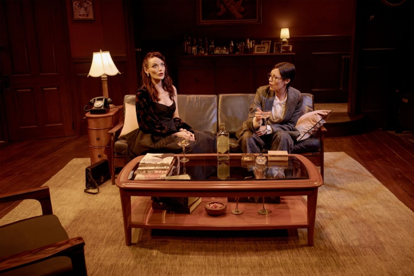 REVIEW: Jeffrey Hatcher’s Stage Adaptation of DIAL M FOR MURDER Brings An Extra Twist To The Thriller  Image