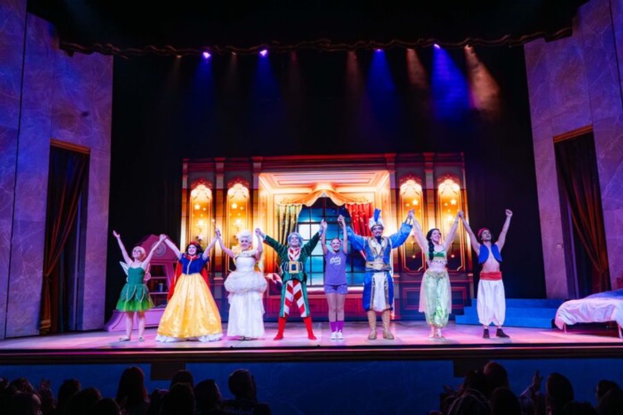 PHOTOS: No te pierdas las nuevas imágenes de escena de CHRISTMAS DREAMS Image