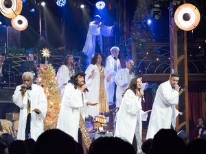 Ty Taylor, Dionne Gipson, Cheyenne Isabel Wells, Maeva Feitelson, Keh Mey, James Byous, Austin Lee, and Princeton Kirkland @ BroadwayWorld Ty Taylor, Dionne Gipson, Cheyenne Isabel Wells, Maeva Feitelson, Keh Mey, James Byou Photo