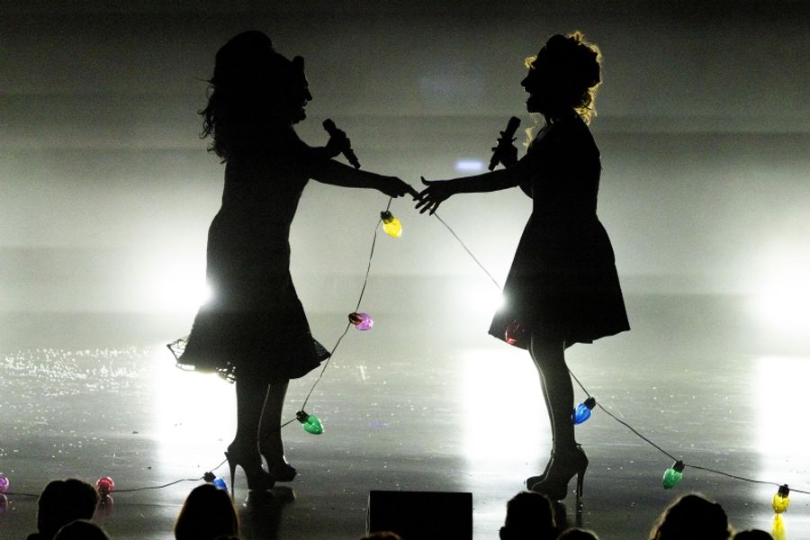 Review: THE JINKX & DELA HOLIDAY SHOW at The Kings Theater Is Unhinged & Joyful Image