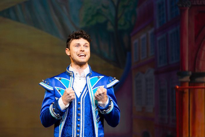 Photos: CINDERELLA Pantomime at the Richmond Theatre — photo 10 of 19