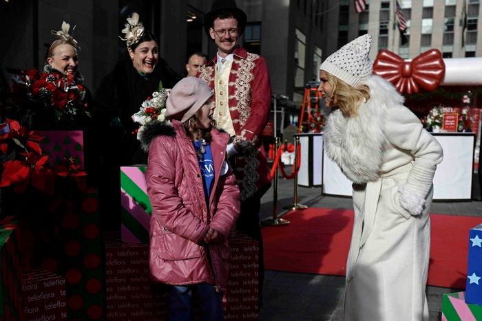 Photos: Kristin Chenoweth Surprises Make-A-Wish Kid at Holiday Pop-Up Photos: Kristin Chenoweth Surprises Make-A-Wish Kid at Holiday Pop-Up Image