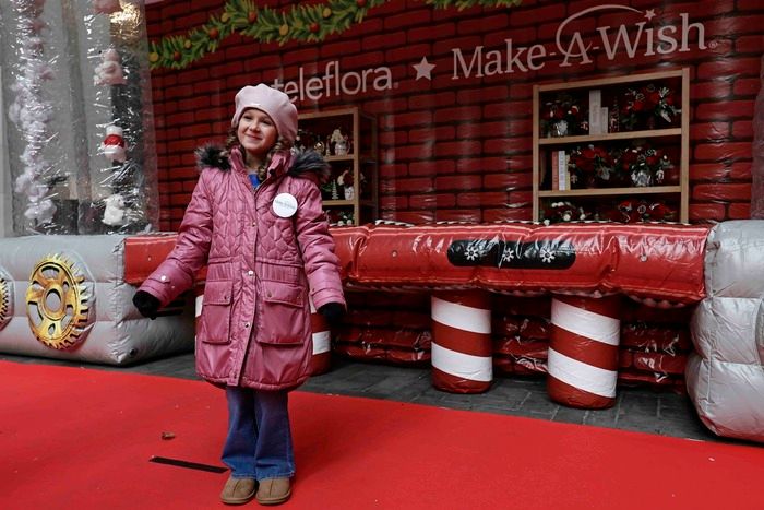 Photos: Kristin Chenoweth Surprises Make-A-Wish Kid at Holiday Pop-Up Photos: Kristin Chenoweth Surprises Make-A-Wish Kid at Holiday Pop-Up Image