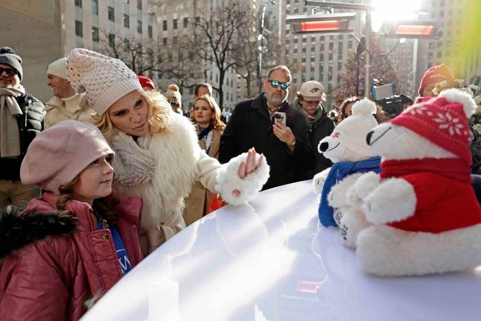 Photos: Kristin Chenoweth Surprises Make-A-Wish Kid at Holiday Pop-Up Photos: Kristin Chenoweth Surprises Make-A-Wish Kid at Holiday Pop-Up Image