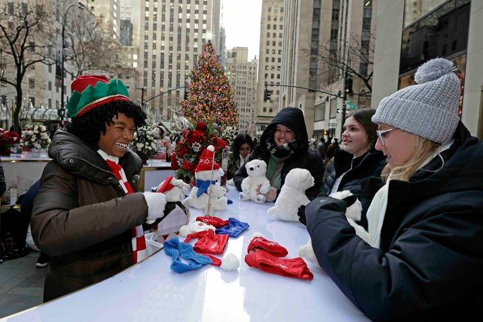 Photos: Kristin Chenoweth Surprises Make-A-Wish Kid at Holiday Pop-Up Photos: Kristin Chenoweth Surprises Make-A-Wish Kid at Holiday Pop-Up Image