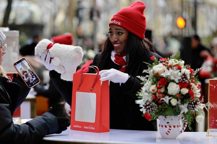 Photos: Kristin Chenoweth Surprises Make-A-Wish Kid at Holiday Pop-Up Photos: Kristin Chenoweth Surprises Make-A-Wish Kid at Holiday Pop-Up Image