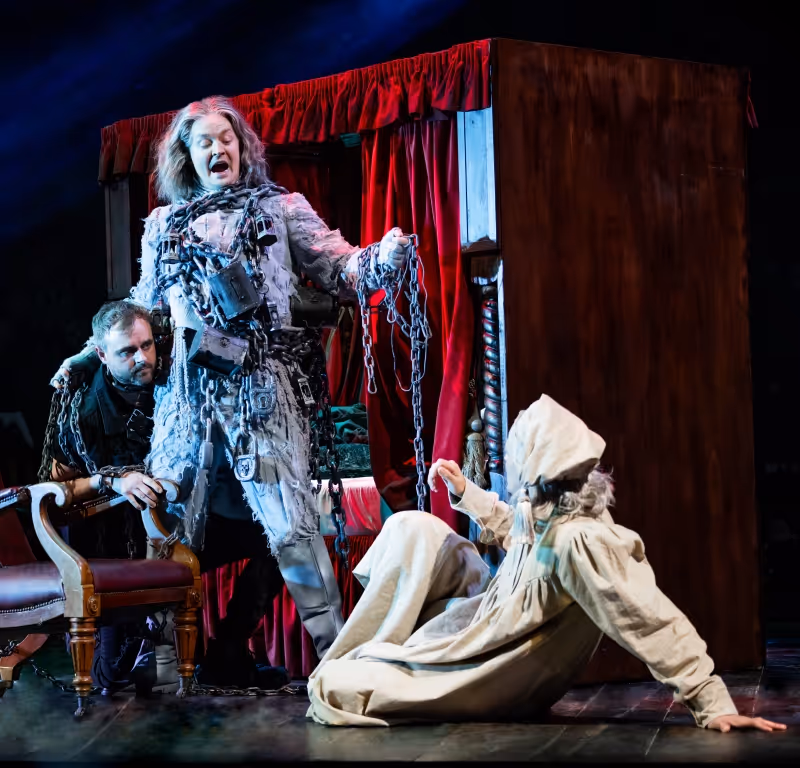 Review: CHRISTMAS CAROL GOES WRONG, Apollo Theatre Image
