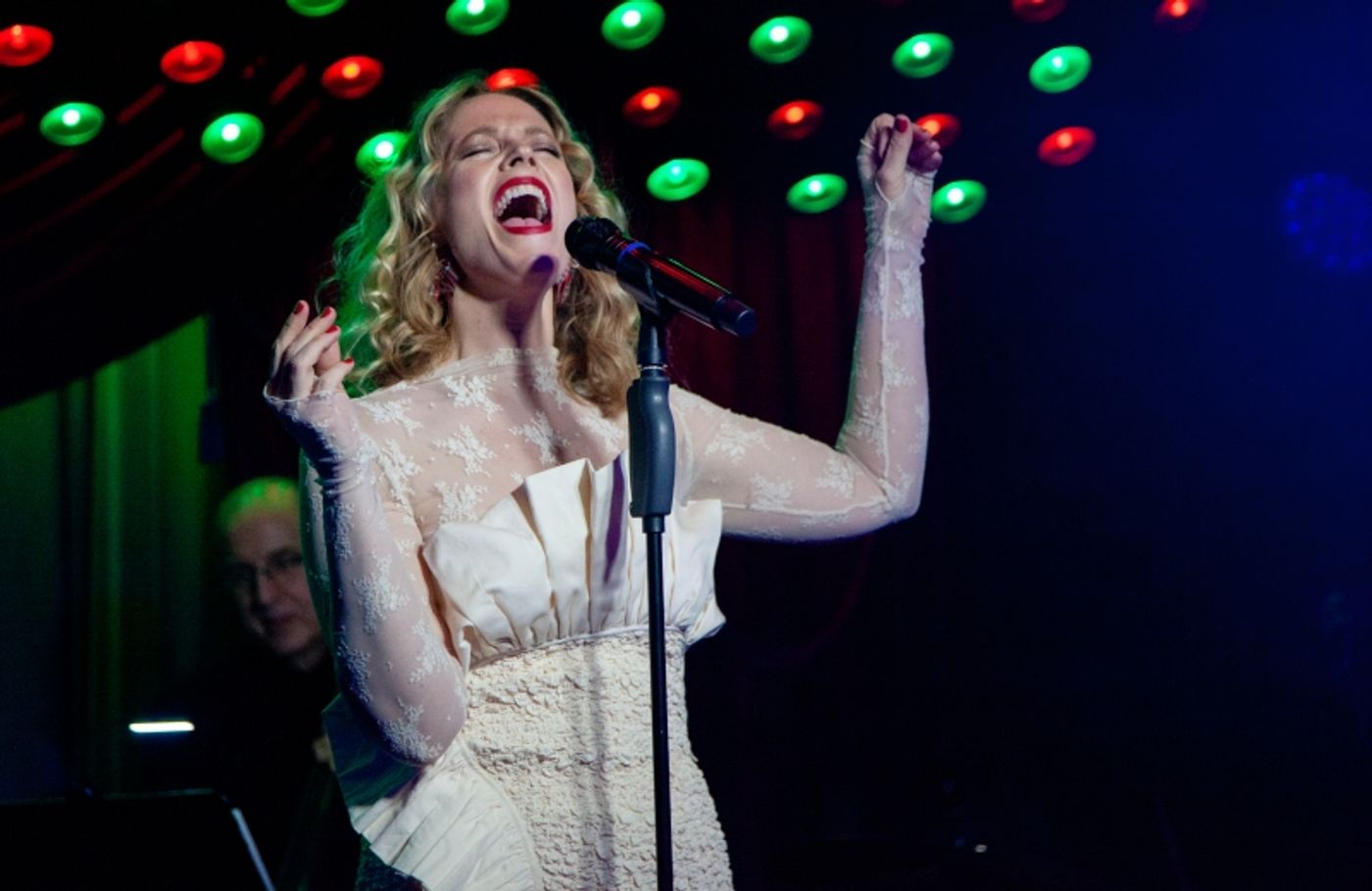 Review: Elizabeth Stanley's LET YOUR HEART BE LIGHT at The Laurie Beechman Theatre Is Playful and Perfect Review: Elizabeth Stanley's LET YOUR HEART BE LIGHT at The Laurie Beechman Theatre Is Playful and Perfect Image