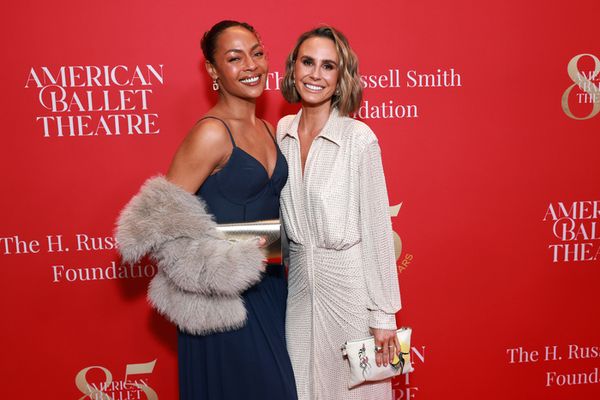 BEVERLY HILLS, CALIFORNIA - DECEMBER 15: (L-R) Ashley Everett and Keltie Knight atten Photo