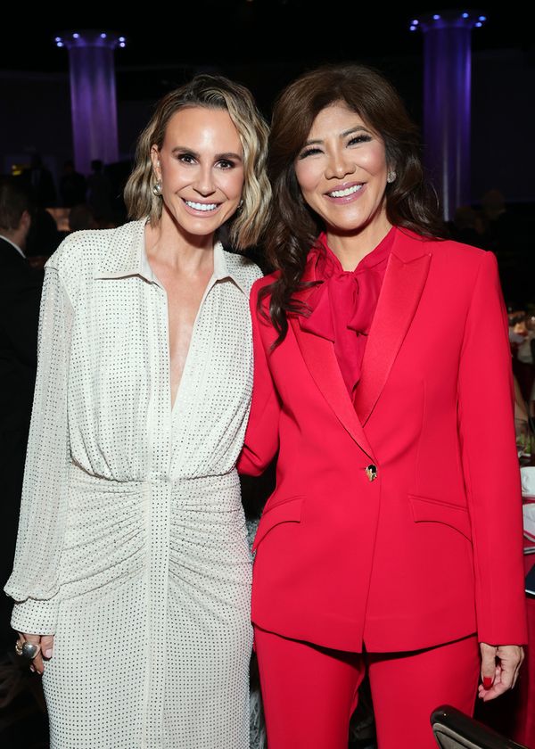 BEVERLY HILLS, CALIFORNIA - DECEMBER 15: (L-R) Keltie Knight and Julie Chen Moonves a Photo