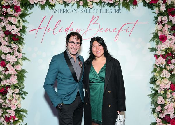 BEVERLY HILLS, CALIFORNIA - DECEMBER 15: (L-R) Jeff Conway and Tiffany Chao attend Am Photo