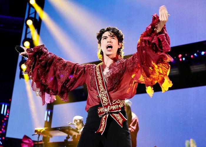 Photos: Inside New York's 2025 iHeartRadio Jingle Ball with Darren Criss, Reneé Rapp, & More Photos: Inside New York's 2025 iHeartRadio Jingle Ball with Darren Criss, Reneé Rapp, & More Image