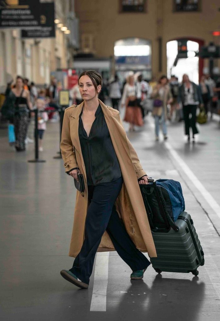 Photos: Kaley Cuoco and Sam Claflin in First-Look at MGM+ Series VANISHED  Image