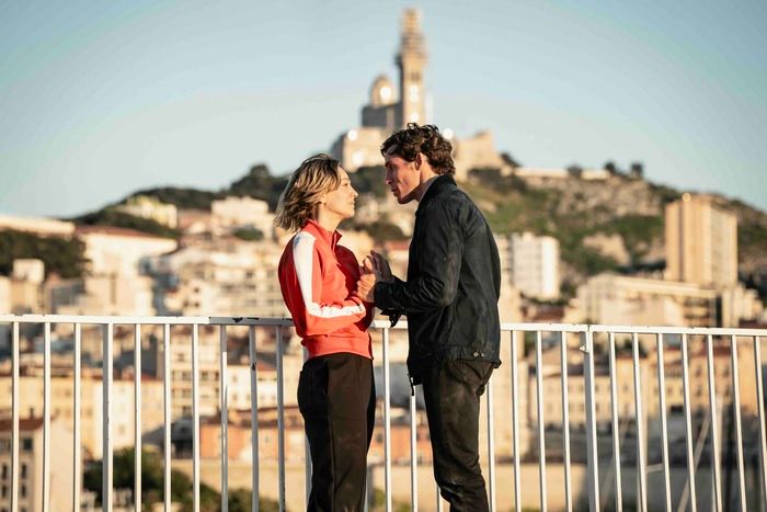 Photos: Kaley Cuoco and Sam Claflin in First-Look at MGM+ Series VANISHED  Image