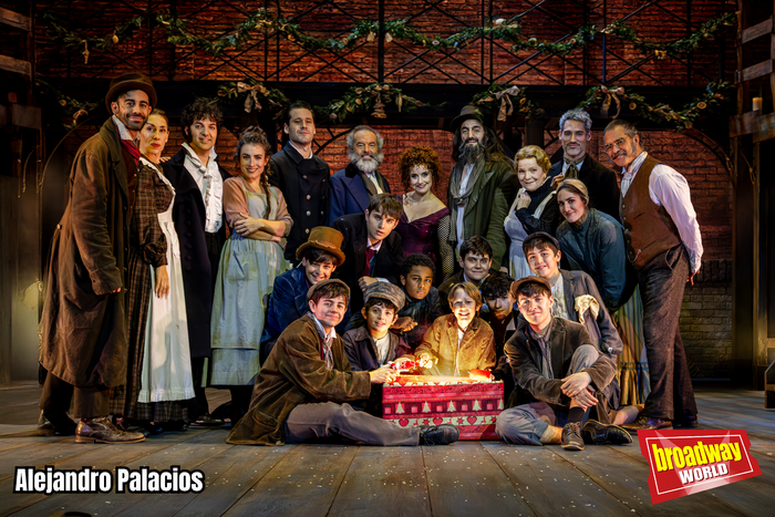 PHOTOS: El reparto de OLIVER TWIST, EL MUSICAL se viste de Navidad en exclusiva para BroadwayWorld — photo 12 of 12