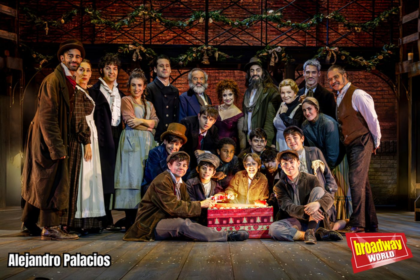 PHOTOS: El reparto de OLIVER TWIST, EL MUSICAL se viste de Navidad en exclusiva para BroadwayWorld PHOTOS: El reparto de OLIVER TWIST, EL MUSICAL se viste de Navidad en exclusiva para BroadwayWorld Image