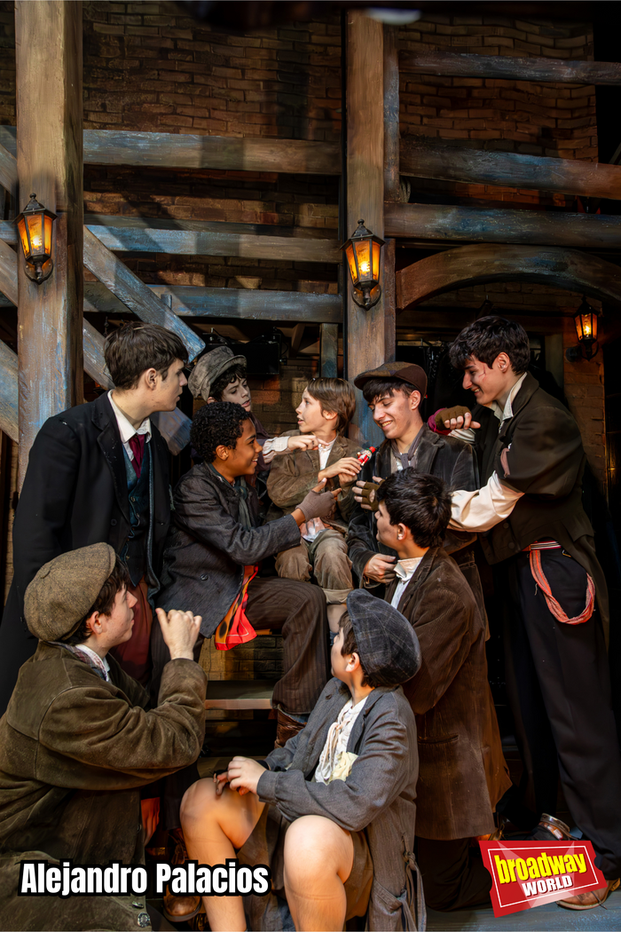 PHOTOS: El reparto de OLIVER TWIST, EL MUSICAL se viste de Navidad en exclusiva para BroadwayWorld — photo 4 of 12