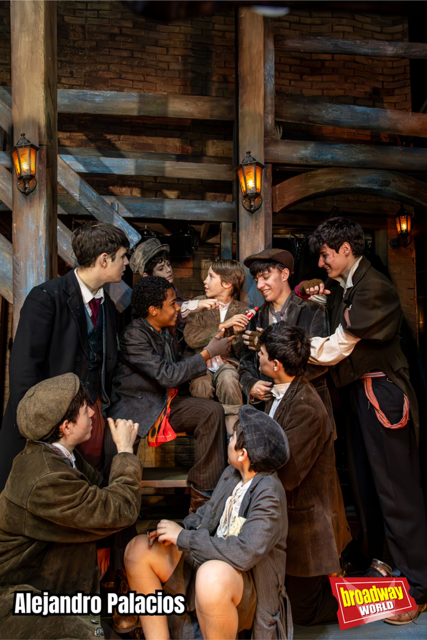 PHOTOS: El reparto de OLIVER TWIST, EL MUSICAL se viste de Navidad en exclusiva para BroadwayWorld  Image